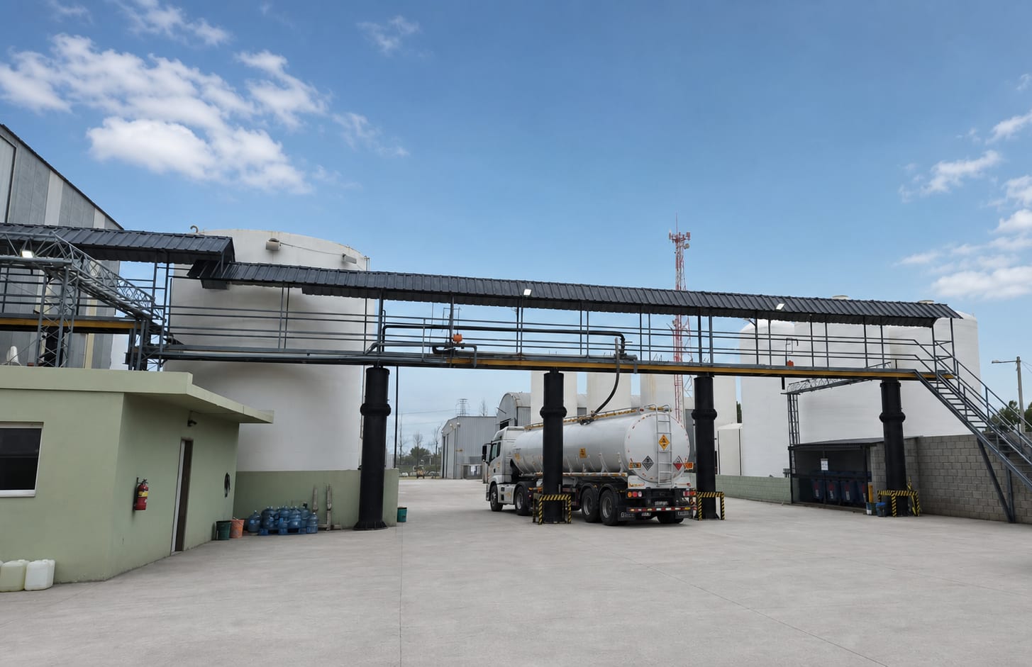 Camión cisterna en el predio de Transquim, bajo el puente de tuberías de la planta